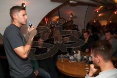 2. Bundesliga - Fußball - FC Ingolstadt 04 - Fantreffen - Torwart Philipp Heerwagen (1, FCI) redet zu den Fans