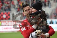 2. Bundesliga - FC Ingolstadt 04 - 1. FC Köln - Torwart Philipp Tschauner (41, FCI) mit seinem Kind