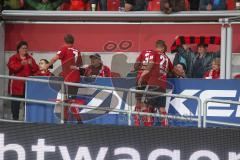 2. Bundesliga - Fußball - FC Ingolstadt 04 - FC Erzgebirge Aue - Spieler Konstantin Kerschbaumer (7, FCI) Charlison Benschop (35 FCI) Tobias Schröck (21, FCI) bedanken sich bei den Rollstuhlfahrern