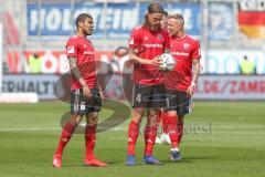 2. BL - Saison 2018/2019 - FC Ingolstadt 04 - Holstein Kiel - Björn Paulsen (#4 FCI) legt sich den Ball zum Freistoss zurecht - Foto: Meyer Jürgen