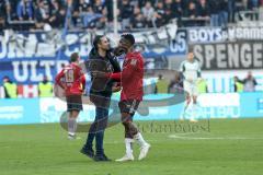 2. Bundesliga - FC Ingolstadt 04 - DSC Arminia Bielefeld - Spiel ist aus, Unentschieden 1:1, Cheftrainer Alexander Nouri (FCI) tröstet Osayamen Osawe (14, FCI)