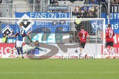 2. Bundesliga - FC Ingolstadt 04 - Hamburger SV - Hunt, Aaron (14 HSV) schießt vorbei, Torwart Fabijan Buntic (24, FCI) Benedikt Gimber (5, FCI) Thorsten Röcher (29 FCI)