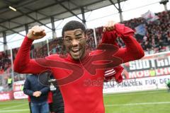2. Bundesliga - FC Ingolstadt 04 - SV Darmstadt 98 - Sieg Jubel Fans Fahnen Team feiert, Paulo Otavio (6, FCI)
