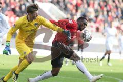 2. Bundesliga - FC Ingolstadt 04 - DSC Arminia Bielefeld - Osayamen Osawe (14, FCI) kommt zu spät, Torwart Philipp Klewin ( Bielefeld) am Ball,
