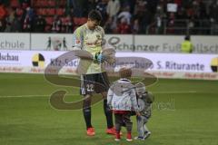 2. Bundesliga - Fußball - FC Ingolstadt 04 - Dynamo Dresden - Philipp Tschauner Torwart(#22 FCI) und seine Kinder nach dem Sieg