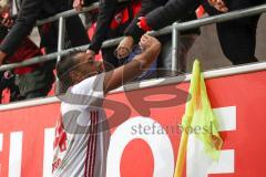 2. Bundesliga - FC Ingolstadt 04 - MSV Duisburg - Spiel ist aus, Spieler bedanken sich bei den Fans Kinder Handabklatschen, Torschütze Marvin Matip (34, FCI)