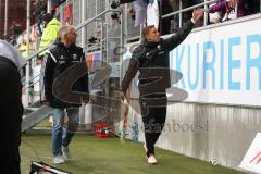 2. Bundesliga - FC Ingolstadt 04 - MSV Duisburg - Spiel ist aus, Spieler bedanken sich bei den Fans Kinder Handabklatschen, Konstantin Kerschbaumer (7, FCI) Geschäftsführer Harald Gärtner (FCI)