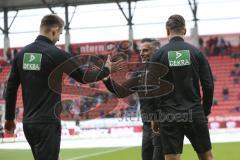 2. Bundesliga - Fußball - FC Ingolstadt 04 - Dynamo Dresden - Tomas Oral (Cheftrainer FCI) begrüßt die Schiedsrichter