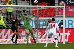 2. BL - Saison 2018/2019 - FC Ingolstadt 04 - MSV Duisburg - Osayamen Osawe (#14 FCI) köpft den Ball über das Tor - Daniel Mesenhöler Torwart (#27 Duisburg) - Foto: Meyer Jürgen