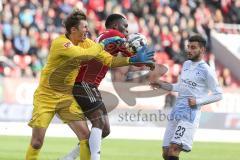 2. Bundesliga - FC Ingolstadt 04 - DSC Arminia Bielefeld - Osayamen Osawe (14, FCI) kommt zu spät, Torwart Philipp Klewin ( Bielefeld) am Ball, Jonathan Clauss