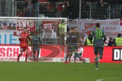 2. Bundesliga - FC Ingolstadt 04 - SSV Jahn Regensburg - Tor 1:2, Torwart Fabijan Buntic (24, FCI) schreit die Mannschaft an, Almog Cohen (8, FCI) Konstantin Kerschbaumer (7, FCI) Benedikt Gimber (5, FCI)