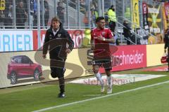 2. Bundesliga - Fußball - FC Ingolstadt 04 - Dynamo Dresden - Dario Lezcano (#11 FCI) will nach der Behandlung schnell wieder auf das Spielfeld