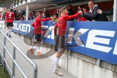 2. BL - Saison 2018/2019 - FC Ingolstadt 04 - Darmstadt 98 - Phil Neumann (#26 FCI) bedankt sich bei den Fans - Thomas Pledl (#30 FCI) - Foto: Meyer Jürgen