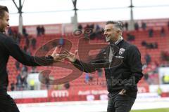 2. Bundesliga - Fußball - FC Ingolstadt 04 - Dynamo Dresden - Tomas Oral (Cheftrainer FCI) begrüßt die Schiedsrichter