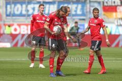 2. BL - Saison 2018/2019 - FC Ingolstadt 04 - Holstein Kiel - Björn Paulsen (#4 FCI) legt sich den Ball zum Freistoss zurecht - Foto: Meyer Jürgen