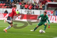 2. Bundesliga - FC Ingolstadt 04 - SV Darmstadt 98 - Torchance Thomas Pledl (30, FCI) kommt nicht durch, Torwart Heuer Fernandes, Daniel (Darmstadt 1)