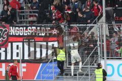 2. Bundesliga - FC Ingolstadt 04 - DSC Arminia Bielefeld - Spiel ist aus, Unentschieden 1:1, Spieler bedanken sich be den Fans, Torwart Philipp Heerwagen (1, FCI) und links kommt Stefan Kutschke (20, FCI)