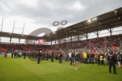 2. Bundesliga - Fußball - FC Ingolstadt 04 - SV Wehen Wiesbaden - Fans auf dem Spielfeld - Polizei -