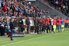 2. Bundesliga - Relegation - FC Ingolstadt 04 - SV Wehen Wiesbaden 2:3 - Spielende, Cheftrainer Tomas Oral (FCI) gespannt und hinten warten SVW auf den Schlußpfiff