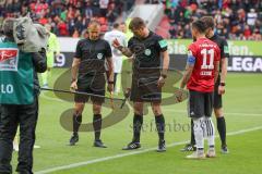 2. Bundesliga - Fußball - FC Ingolstadt 04 - SV Wehen Wiesbaden - Darío Lezcano (11, FCI) und der Schiedsrichter bei der Seitenwahl