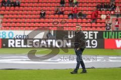 2. Bundesliga - Fußball - FC Ingolstadt 04 - SV Wehen Wiesbaden - Cheftrainer Tomas Oral (FCI) auf dem Spielfeld - Banner -