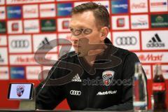 2. Bundesliga - Fußball - FC Ingolstadt 04 - Pressekonferenz vor dem Spiel, Vorstellung Sondertrikot gegen Rassismus mit Cheftrainer Jens Keller (FCI), Pressesprecher Oliver Samwald (FCI)