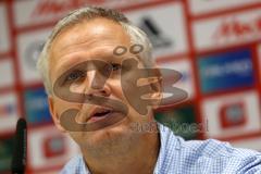 2. Bundesliga - Fußball - FC Ingolstadt 04 - Vorstellung neuer Trainer, Jens Keller, Geschäftsführer Harald Gärtner (FCI) Pressekonferenz
