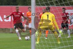 2. Bundesliga - Fußball - Testspiel - FC Ingolstadt 04 - Karlsruher SC - Sonny Kittel (10, FCI) links Torwart Uphoff (KSC)