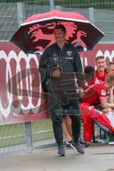 2. Bundesliga - Fußball - Testspiel - FC Ingolstadt 04 - Karlsruher SC - Regenschirm Schanzer Sportdirektor Angelo Vier (FCI)
