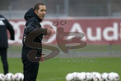 2. Bundesliga - Fußball - FC Ingolstadt 04 - erstes Training mit Interimstrainer Roberto Pätzold, erklärt Übungen
