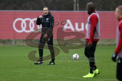 2. Bundesliga - Fußball - FC Ingolstadt 04 - erstes Training mit Interimstrainer Roberto Pätzold, erklärt Übung Charlison Benschop (35 FCI)