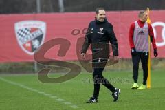 2. Bundesliga - Fußball - FC Ingolstadt 04 - erstes Training mit Interimstrainer Roberto Pätzold, lacht über einen Torschuß