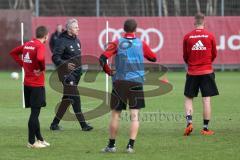 2. Bundesliga - Fußball - FC Ingolstadt 04 - erstes Training mit neuem Trainer, Jens Keller, Cheftrainer Jens Keller (FCI) erklärt