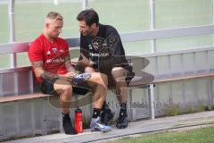 2. Bundesliga - Fußball - FC Ingolstadt 04 - Trainingsauftakt - neue Saison 2018/2019 - Sonny Kittel (10, FCI) mit Co-Trainer Andre Mijatovic (FCI)