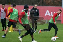 2. Bundesliga - Fußball - FC Ingolstadt 04 - erstes Training mit Interimstrainer Roberto Pätzold, beobachtet die Spieler