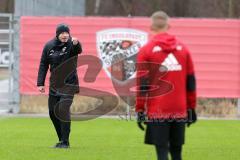 2. Bundesliga - Fußball - FC Ingolstadt 04 - Training - Trainingsauftakt im Sportpark nach Winterpause, Cheftrainer Jens Keller (FCI) erklärt energisch Spielzug