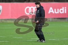 2. Bundesliga - Fußball - FC Ingolstadt 04 - erstes Training mit neuem Trainer, Jens Keller, Anweisungen vom Thomas Stickroth (Technik und Mentaltrainer)