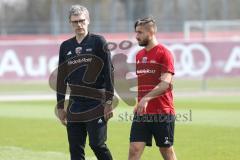 2. Bundesliga - Fußball - FC Ingolstadt 04 - Trainerwechsel - Tomas Oral kommt zurück als Cheftrainer mit Co-Trainer Michael Henke, erstes Training - Co-Trainer Michael Henke (FCI) mit Geburtstagskind Robin Krauße (23, FCI)