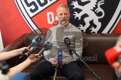 2. Bundesliga - Fußball - FC Ingolstadt 04 - Trainerwechsel - Tomas Oral kommt zurück als Cheftrainer mit Co-Trainer Michael Henke, Pressekonferenz, neuer Sportdirektor Thomas Linke (FCI) stellt der Presse Rede und Antwort