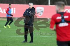 2. Bundesliga - Fußball - FC Ingolstadt 04 - erstes Training mit neuem Trainer, Jens Keller, Cheftrainer Jens Keller (FCI) beobachtet im Spiel, Anwesiungen
