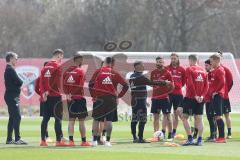 2. Bundesliga - Fußball - FC Ingolstadt 04 - Trainerwechsel - Tomas Oral kommt zurück als Cheftrainer mit Co-Trainer Michael Henke, erstes Training - Cheftrainer Tomas Oral (FCI) erklärt vor der Mannschaft