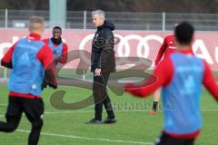 2. Bundesliga - Fußball - FC Ingolstadt 04 - erstes Training mit neuem Trainer, Jens Keller, Cheftrainer Jens Keller (FCI) beobachtet im Spiel