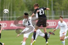 A-Junioren Bundesliga - U19 FC Ingolstadt 04 - Eintracht Frankfurt - Filip Bilbija (FCI 27) versucht es mit dem Kopf zum Tor, links Mason Lexington Judge (4 Frankfurt)