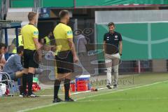 DFB-Pokal - SC Paderborn 07 - FC Ingolstadt 04 - Cheftrainer Stefan Leitl (FCI) ratlos am Spielfeldrand