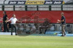 3. Liga - 1860 München - FC Ingolstadt 04 - Cheftrainer Tomas Oral (FCI) schimpft Cheftrainer Michael Köllner (1860)