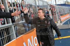 3. Liga - Fußball - Eintracht Braunschweig - FC Ingolstadt 04 - Cheftrainer Jeff Saibene (FCI) bedankt sich bei den Fans