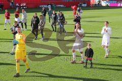 3. Fußball-Liga - Saison 2019/2020 - FC Ingolstadt 04 - Victoria Köln - Die Spieler bedanken sich bei den Fans - Foto: Meyer Jürgen