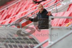 3. Liga - FC Ingolstadt 04 - SV Waldhof Mannheim - Cheftrainer Bernhard Trares (Mannheim) bekommt die rote Karte und muss gehen und schreit von der Tribüne