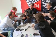 3. Liga - Fußball - FC Ingolstadt 04 - Pressekonferenz, Vorstellung neuer Cheftrainer Jeff Saibene (FCI) mit Direktor Michael Henke (FCI) - Cheftrainer Jeff Saibene (FCI) stellt sich den Fragen der Journalisten, rechts Direktor Michael Henke (FCI)