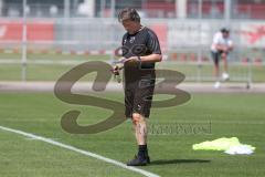 3. Fußball-Liga - Saison 2019/2020 - FC Ingolstadt 04 -  Trainingsauftakt - Cheftrainer Jeff Saibene (FCI)  mit einem Zettel in der Hand - Foto: Meyer Jürgen
